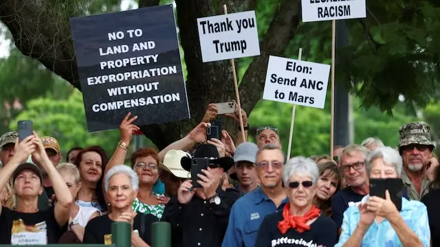 منحهم ترامب حق اللجوء.. أول رحلة جوية لأصحاب البشرة البيضاء تغادر جنوب إفريقيا