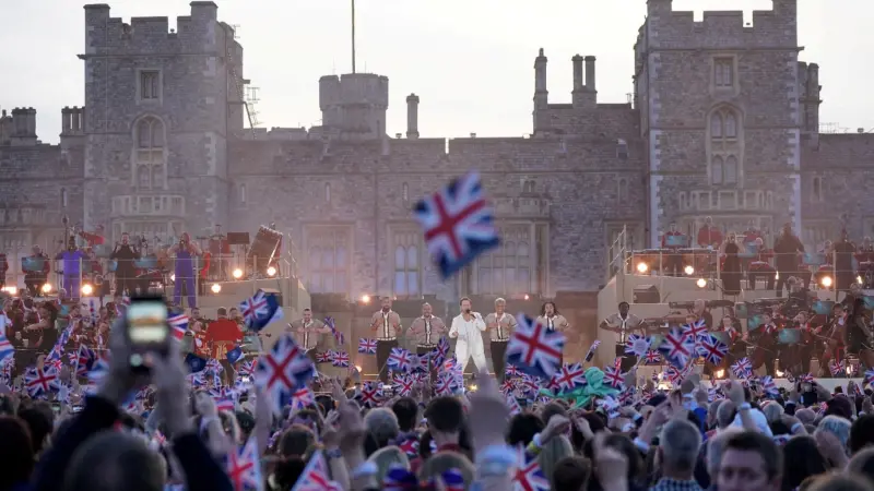 مآدب غداء وحفل موسيقي.. كيف احتفلت بريطانيا بتتويج الملك تشارلز؟