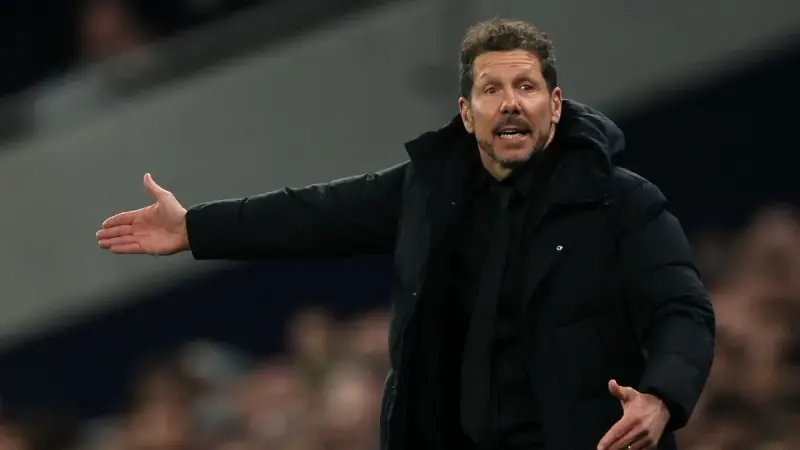 منافس برشلونة المُقبل في دوري أبطال أوروبا.. سيميوني يشيد بأداء كتيبة فليك