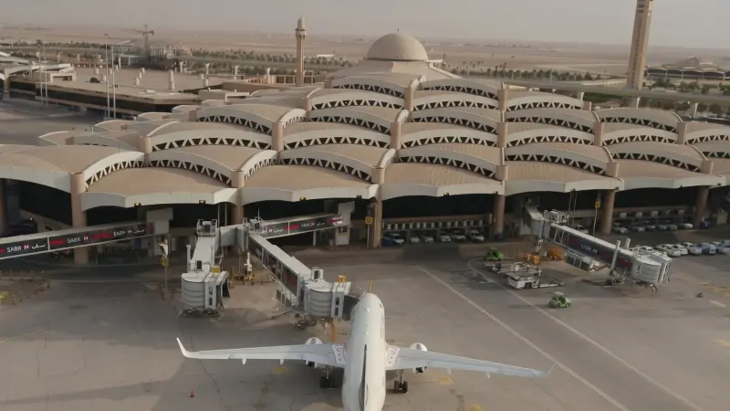 السعودية تعلّق العمليات التشغيلية بمطار الملك خالد في الرياض