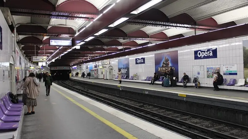 إصابات في هجوم طعن داخل مترو باريس