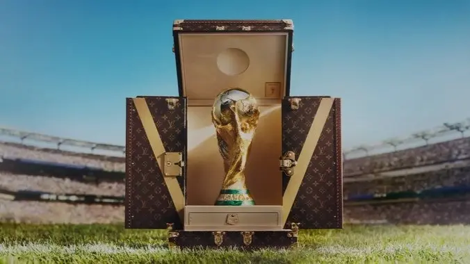 نقل جائزة كأس العالم إلى نيويورك في صندوق مصمم من دار لوي فيتون (إكس) نقل جائزة كأس العالم إلى نيويورك في صندوق مصمم من دار لوي فيتون (إكس)