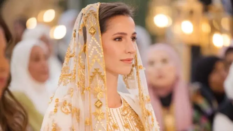 صور - الأناقة والإنسانية بمشهد واحد.. الأميرة رجوة تخطف الأنظار في لندن