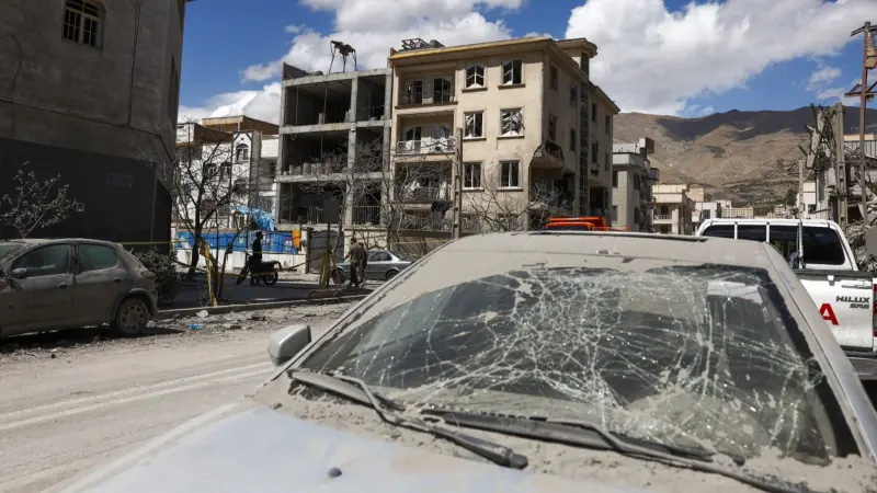 المشهد باختصار: الانقسامات تعصف بالقيادة الإيرانية.. وتحذير أخير من ترامب