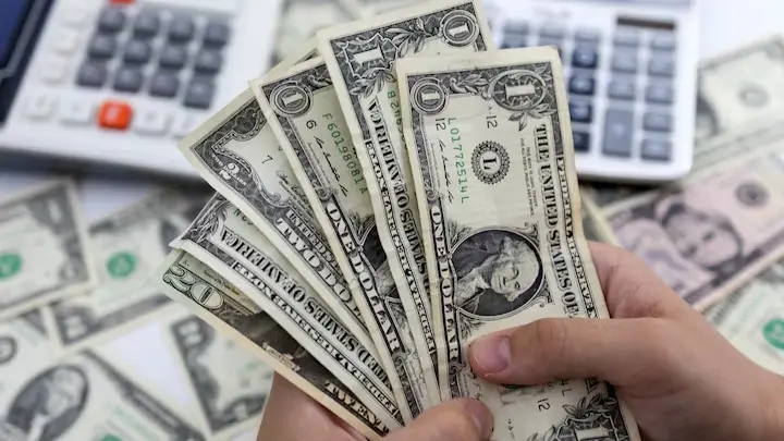 الدولار يواجه ضغوطًا وسط تفاؤل تجاري بعد اتفاق أميركي ياباني