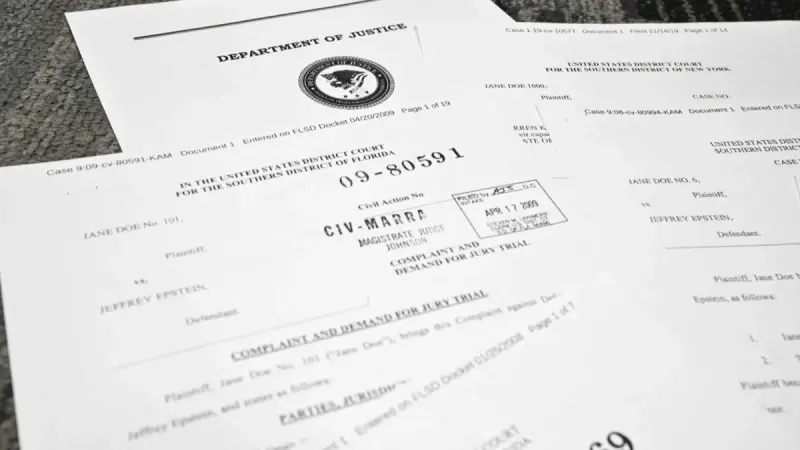 رسائل محرجة وفضائح.. نار إبستين تحرق مسؤولين بارزين في أوروبا