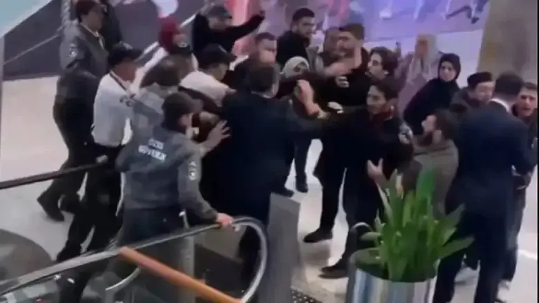 فيديو - حشد غاضب يحاصر إسرائيلية داخل مجمّع تجاري في إسطنبول