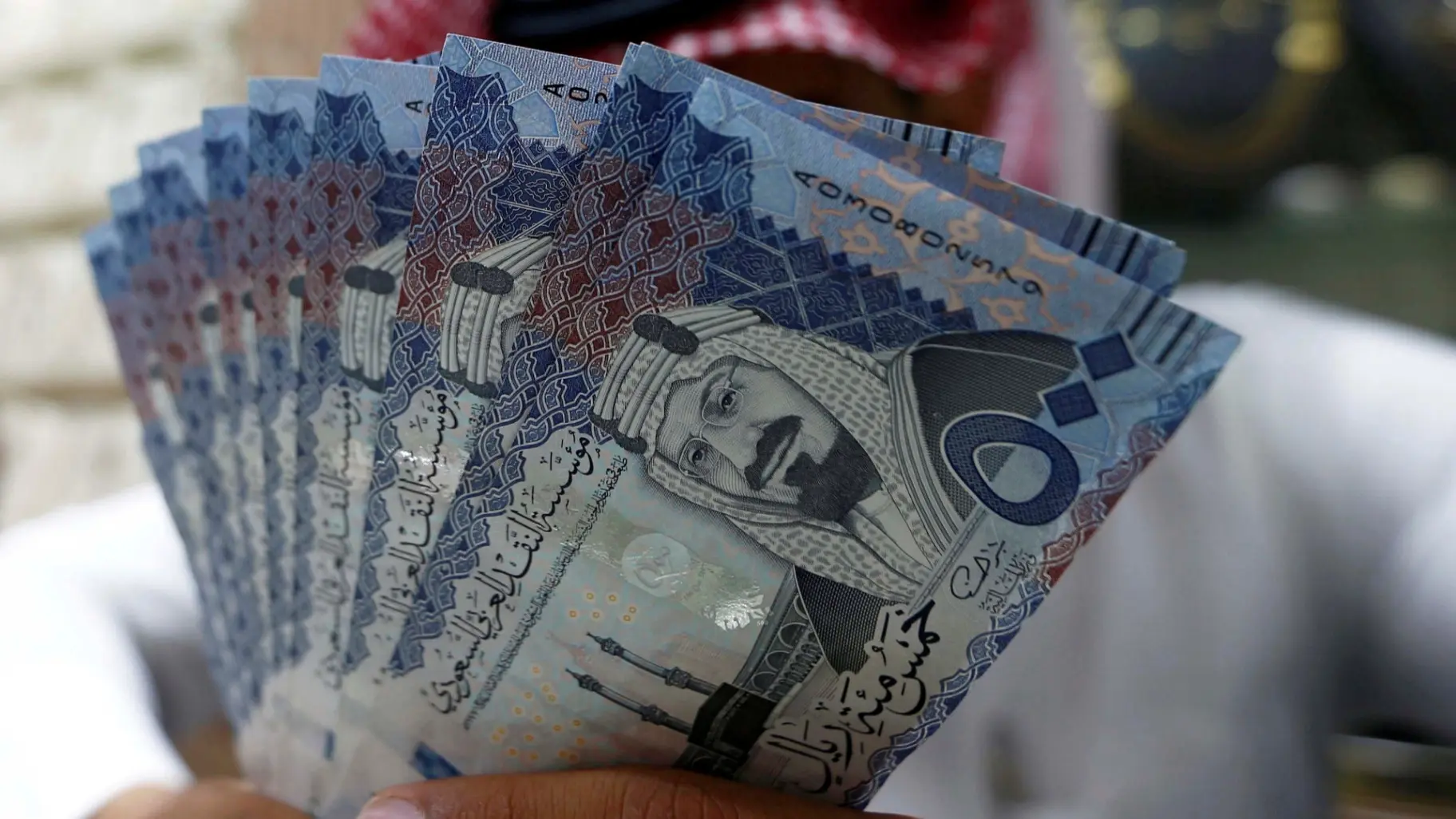 سعر الريال السعودي مقابل الجنيه السوداني نحو 2,163 جنيهًا (رويترز) سعر الريال السعودي مقابل الجنيه السوداني نحو 2,163 جنيهًا (رويترز)