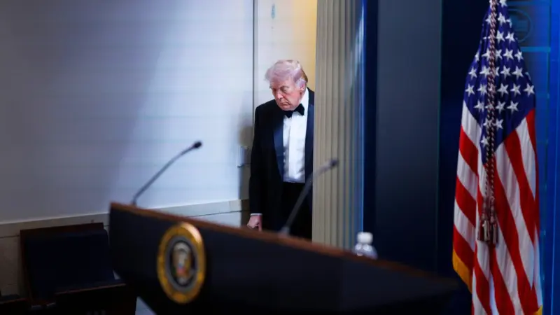 صور - هكذا شاهد ترامب فيديو محاولة اغتياله بعد إخراجه من قاعة الفندق