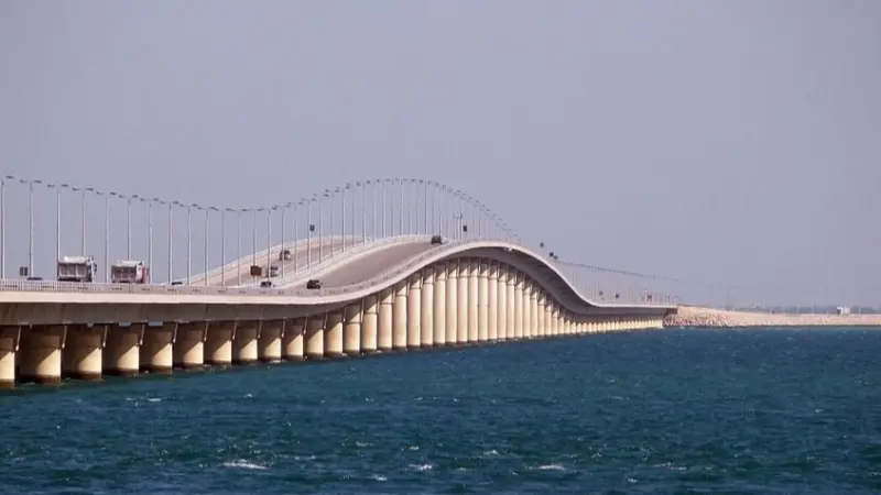 احترازيا.. تعليق حركة المرور على جسر الملك فهد بين السعودية والبحرين