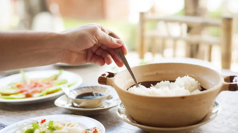 كم سعرة حرارية في 100 غرام رز مسلوق؟