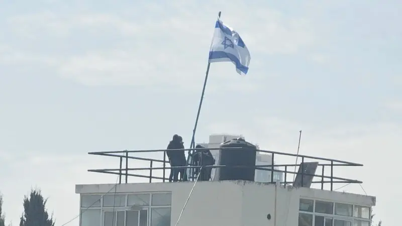 فيديو - السلطات الإسرائيلية تداهم مقر الأونروا في القدس وترفع علمها فوق المبنى