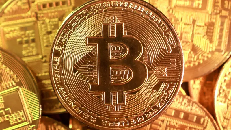 "بيتكوين" تنطفئ.. تبخر تريليون دولار من سوق العملات المشفرة