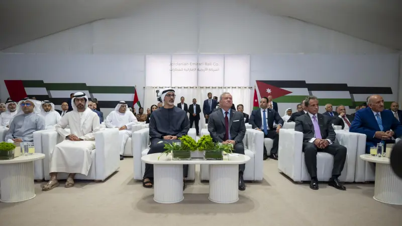 ملك الأردن وولي عهد أبوظبي يشهدان مراسم وضع حجر الأساس لمشروع سكة حديد العقبة – الشيديَّة – معان
