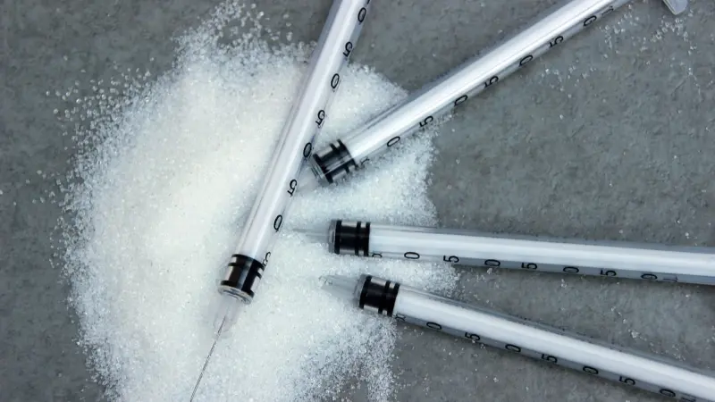 "ليعرف مُعاناتها مع السكري".. سيدة تقتل زوجها بحقن الأنسولين