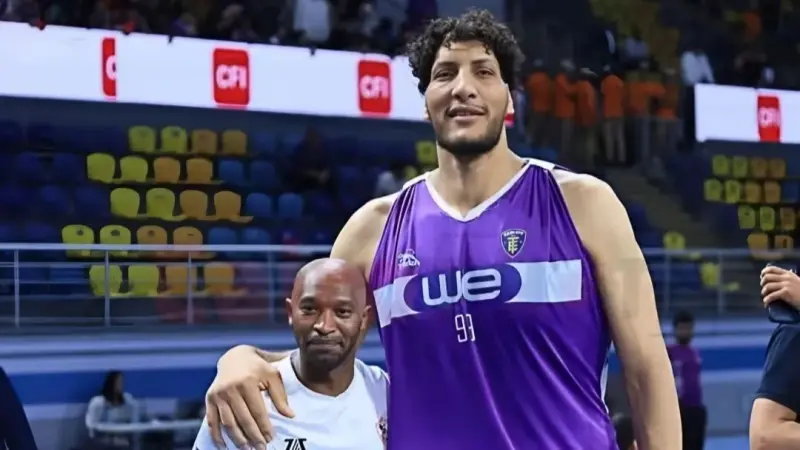 طول حمد فتحي لاعب كرة السلة.. من هو "العملاق المصري" الذي ظهر مع شيكابالا؟