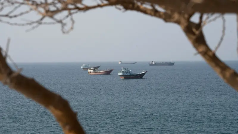 قفزة في حركة الملاحة عبر هرمز.. كم سفينة عبرت خلال أسبوع؟