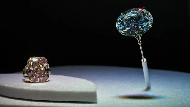 صور - عرض ماسة زرقاء نادرة قيمتها 20 مليون دولار في أبوظبي