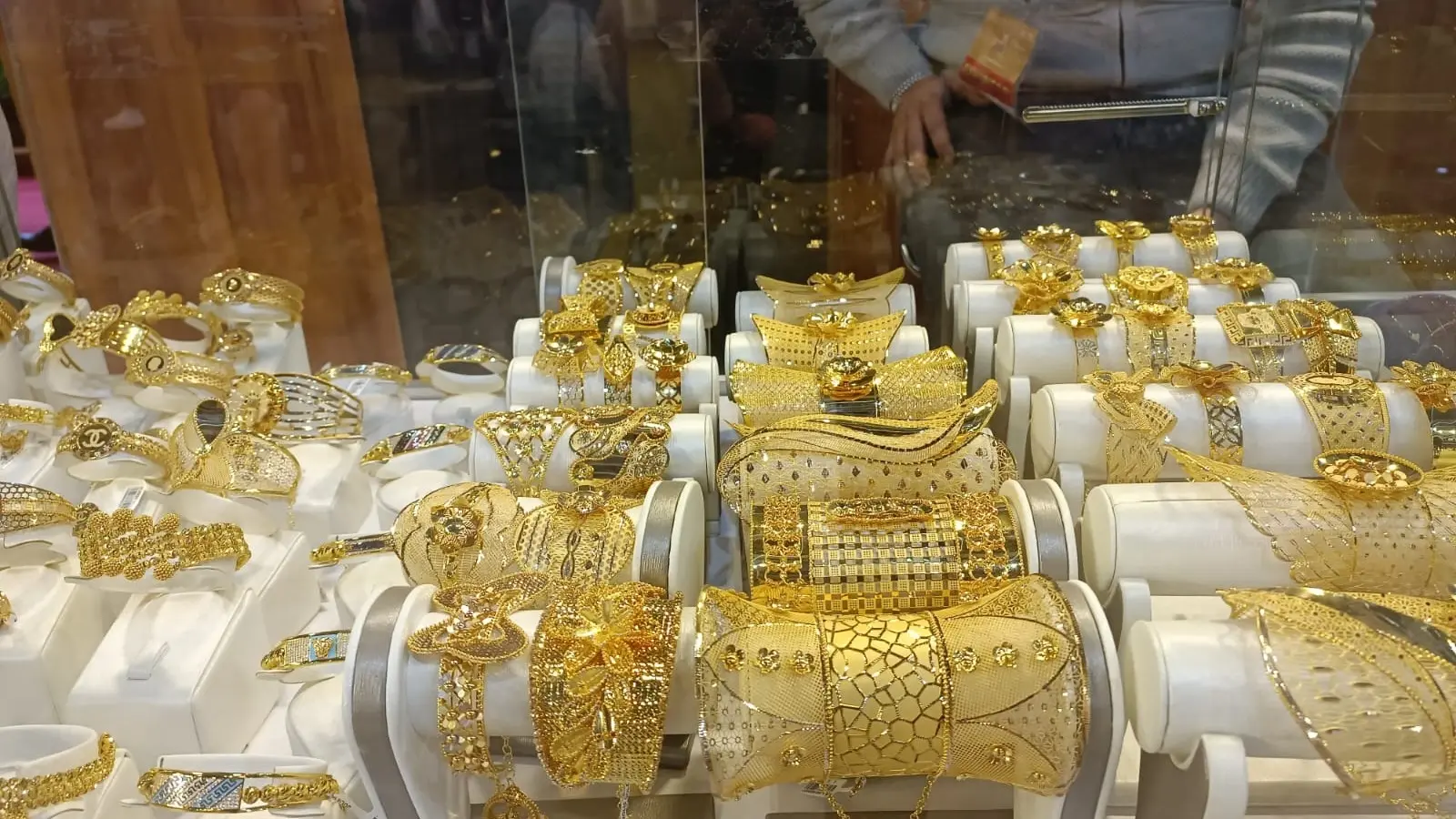 الذهب في مصر يرتفع 2.6% فقط رغم صعود الأونصة بأكثر من 7% الذهب في مصر يرتفع 2.6% فقط رغم صعود الأونصة بأكثر من 7%