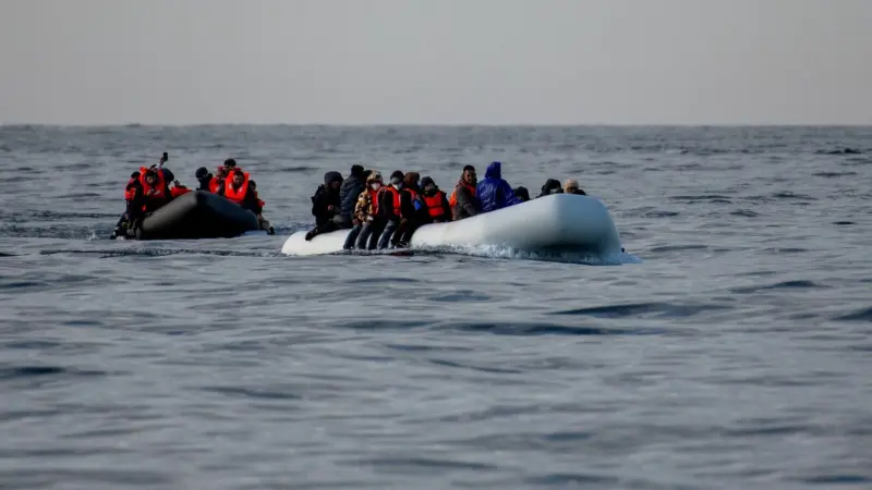خلال أشهر.. آلاف المهاجرين يصلون إلى بريطانيا عبر بحر المانش