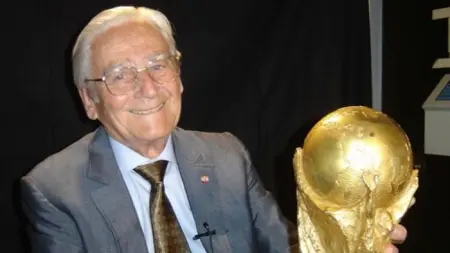 related_news_inside_blogsكأس العالم 2026 - كيف حول نحات إيطالي كتلة معدنية إلى أغلى كأس كروي؟
