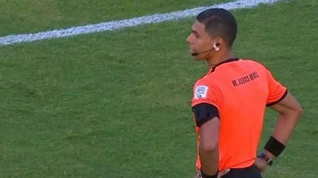 سر الاسم على ظهر القميص.. هل يدشن الحكم محمد عباس عرف جديد في الدوري المصري؟ 