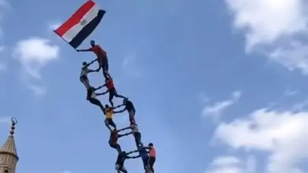 ظهور علم مصر فوق برج بشري يشعل الجدل.. والحقيقة مختلفة