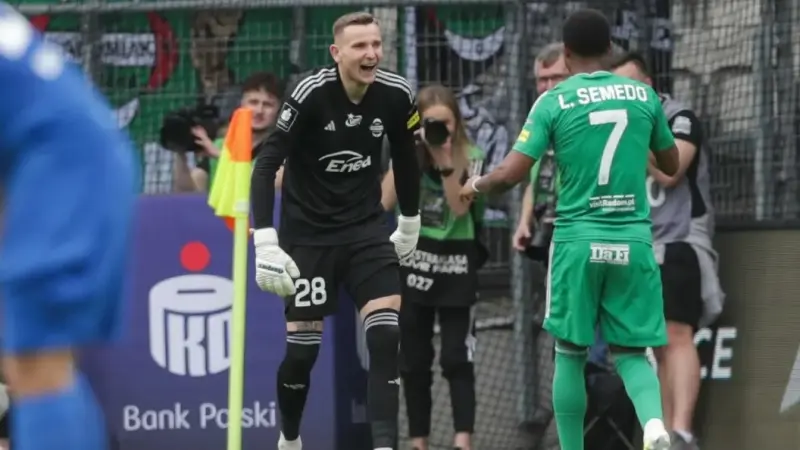 فيديو - مشجع بولندي يقطع 100 كيلومتر سيرا على الأقدام لحضور مباراة بعد رهان غريب