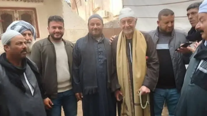 مرتديا الجلباب.. فنان مصري يقدم الدية لأهل ضحية نجله في البحيرة