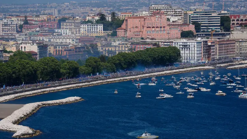 فيديو وصور - بحرًا وبرًا.. احتفالات تاريخية في نابولي بلقب الدوري الإيطالي الرابع