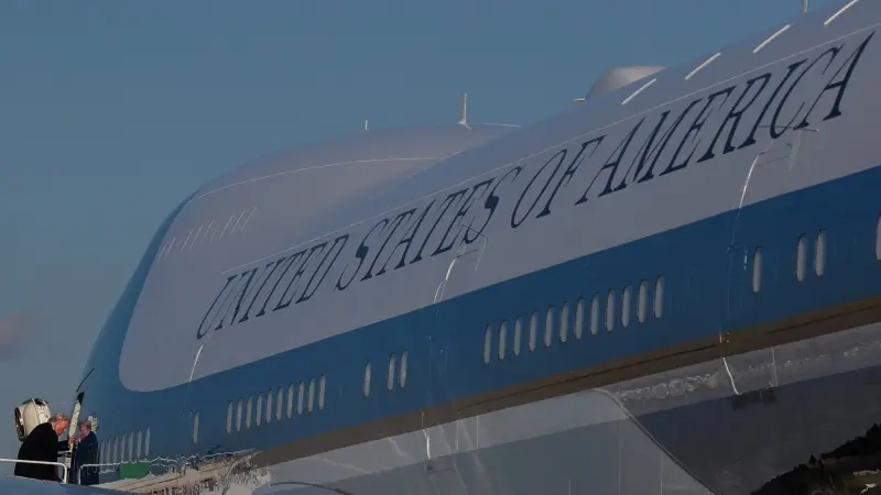 عطل كهربائي يعيد الطائرة الرئاسية الأميركية إلى واشنطن