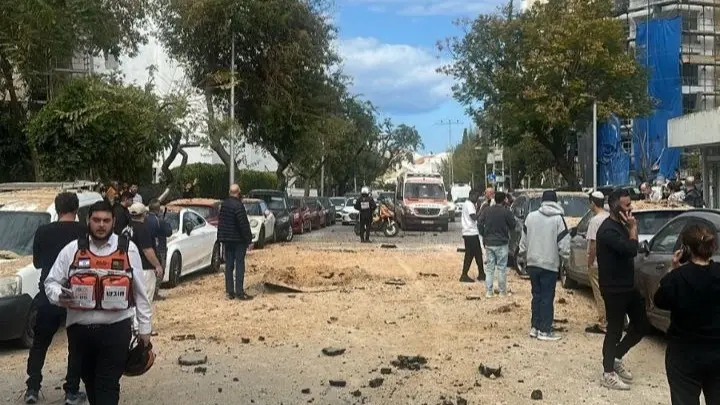 قتيلان وإصابات بشظايا صاروخ إيراني وسط إسرائيل