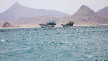 إيران تهدد الملاحة.. هل يصبح مضيق باب المندب ورقة طهران الأخيرة؟