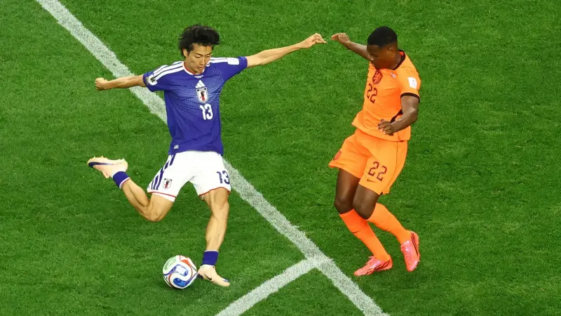 كأس العالم 2026 - جوارب ناكامورا تثير الجدل في مباراة اليابان وهولندا.. هل مسموح بها؟