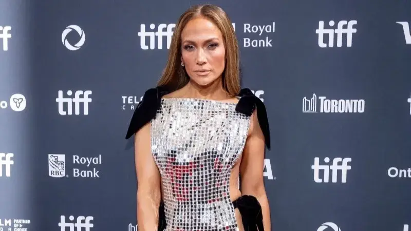 فيديو - إطلالة ساحرة لجنيفر لوبيز بمهرجان تورونتو السينمائي