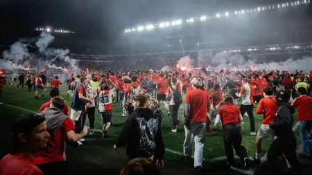 related_news_inside_blogsفيديو - شغب جماهيري يلغي "ديربي براغ" مع اقتراب سلافيا من لقب الدوري التشيكي