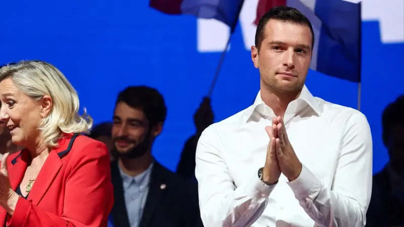 فيديو - بعد حادثة الدقيق.. رشق زعيم اليمين المتطرف الفرنسي بالبيض