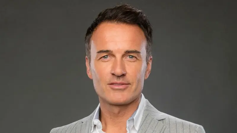 سبب وفاة جوليان مكماهون.. تقرير حرق الجثة يكشف مفاجآت