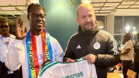 related_news_inside_blogsفيديو - منتخب الجزائر يستضيف المشجع الكونغولي "لومومبا".. وعمورة يهديه قميصا خاصا