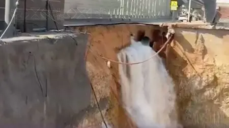 related_news_inside_blogsالرياض.. فيديو انهيار أرضي شارع العليا يكشف خللا في البنية التحتية