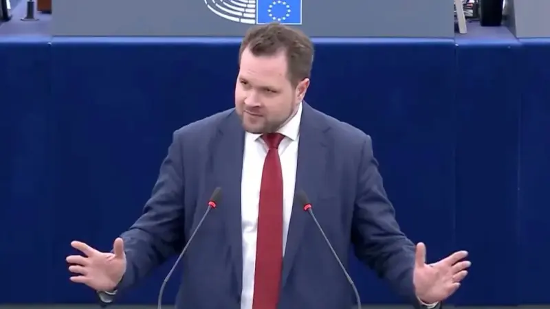 فيديو - توبيخ نائب دنماركي أساء لترامب