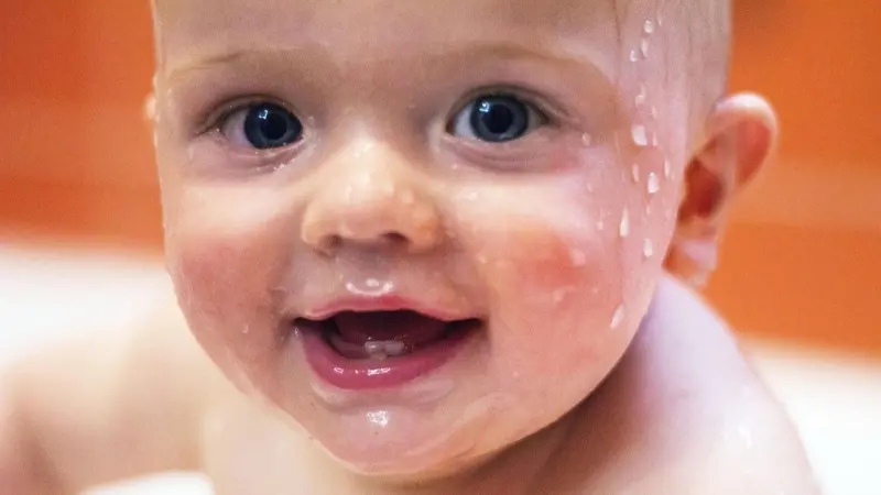 دراسة صادمة: التوتر قد يُسرع بزوغ الأسنان لدى الرضع