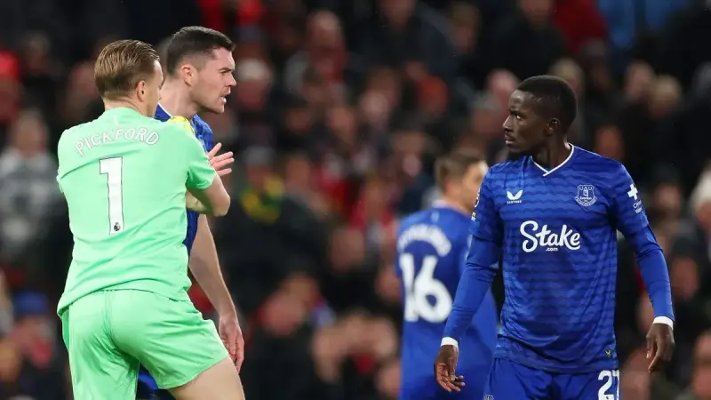 اعتذار جي يخمد نيران "أزمة الزملاء" في إيفرتون بعد قمة اليونايتد