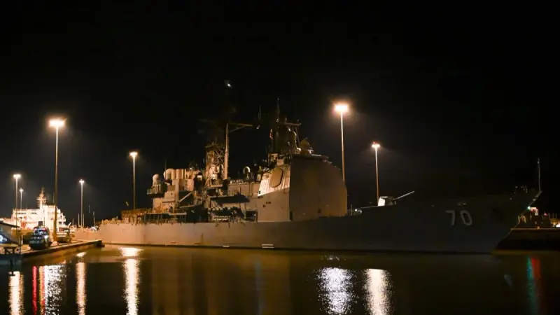 تحشيد بحري قرب فنزويلا.. طراد أميركي قاذف للصواريخ يعبر قناة بنما