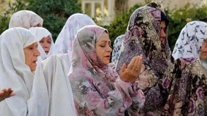 صلاة العيد للمرأة.. هل يستحب أن تصلي في المنزل؟