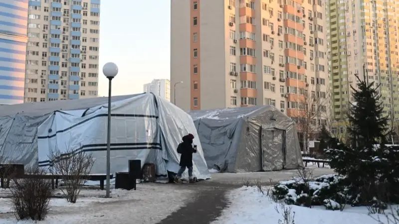 آلاف المنازل في كييف بلا تدفئة بعد الهجمات الروسية