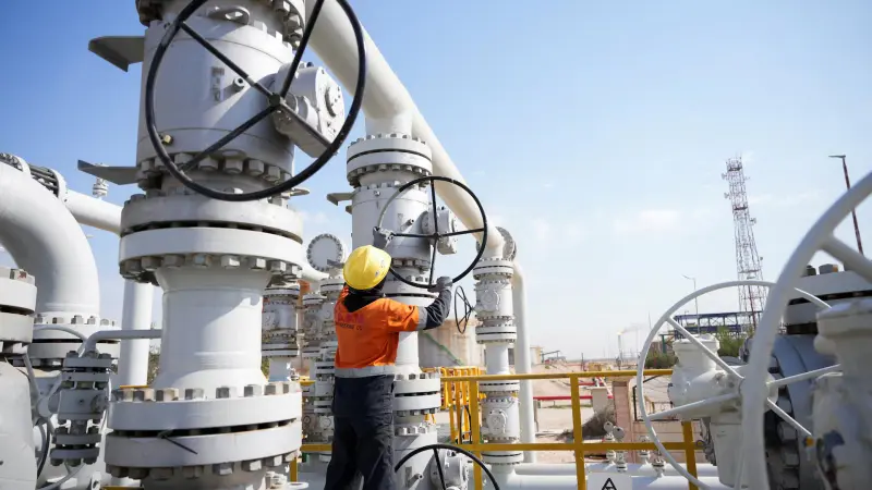 النفط يرتفع بقوة مع تعثر تأمين الشحن في مضيق هرمز