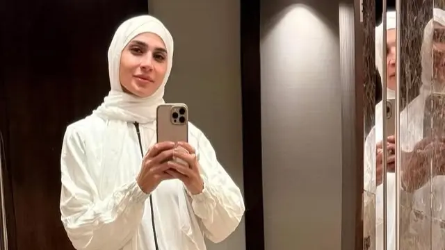 صور - آن الرفاعي في رحلة عمرة بعد الانفصال عن كريم محمود عبد العزيز