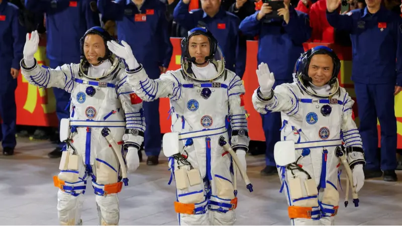 الصين تؤكد سلامة روادها العالقين في الفضاء