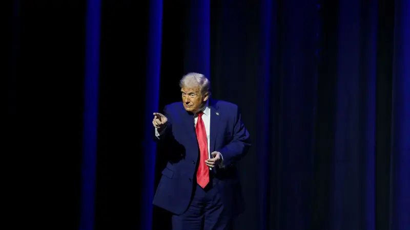 تقرير: تقلبات ترامب تضع العالم على حافة الهاوية